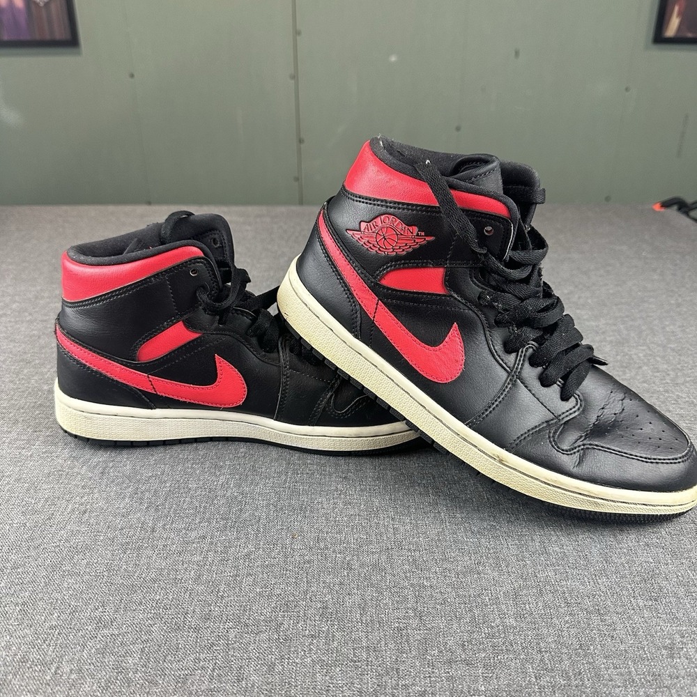 Nike Air Jordan BQ6472-004 Womens‎ 8.5  Black Red Embossed Logo Mid Top 1S2